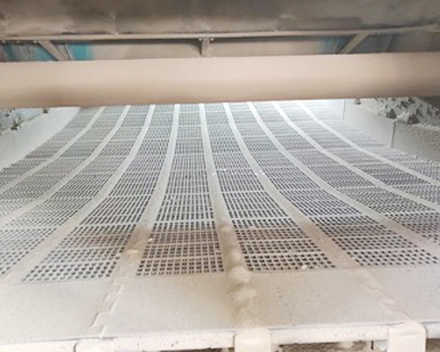 Installation of 305LS rubber screen panels with 12x25mm aperture on a 3673 single layer banana screen, showcasing the strategic placement of different hardness levels for optimal performance.